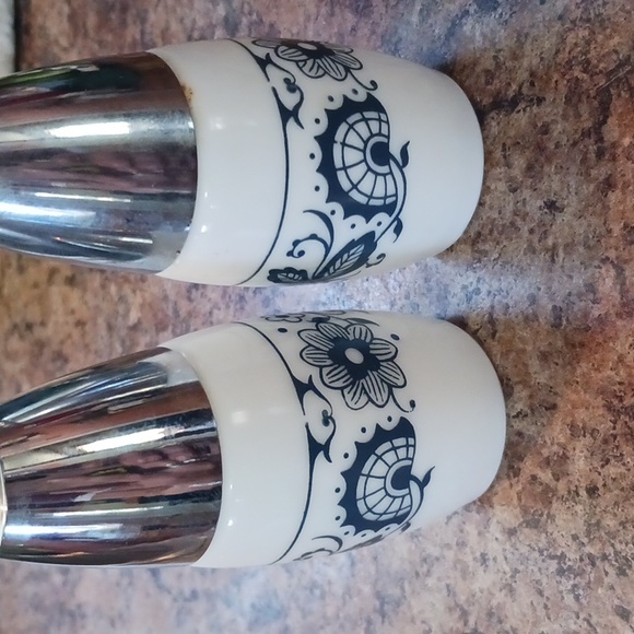 VINTAGE Fancy Floral Salt & Pepper Set - Picture 6 of 7